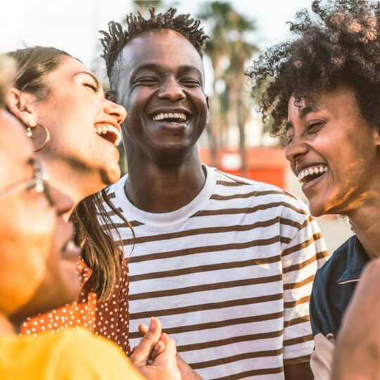 gruppo di persone che sorridono